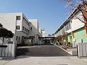 朝日小学校 1984年開校の市内で一番新しい学校です。自然体験活動にも力が注がれ、児童が育てた野菜の収穫活動(2019年度)なども行っています（700m）