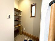 玄関脇に土間収納 可動棚付きの土間収納。外で使用するものをそのまましまえます。