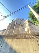 近隣は落ち着いた静かな環境。のんびりと生活していただけます。