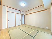 昼寝も読書も似合う、やさしい和室。ご家族皆様でおくつろぎいただけます。