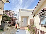 建物完成　ご見学が可能です。やさしいベージュトーンが、周囲の景観と調和する落ち着いた佇まいを演出します。