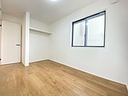 朝の光がやさしく差し込む。鳥のさえずりに包まれて目覚める、贅沢なひとときです。