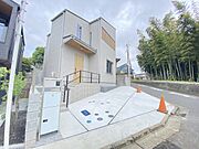 ベージュの優しい色合いが、街並みに自然と溶け込むデザイン。