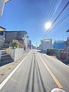 カラーは落ち着いたシックな色調。シンプルイズベストな飽きの来ない外観です。