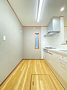 白を基調とした明るいキッチン。上段下段と収納力に期待がもてます。