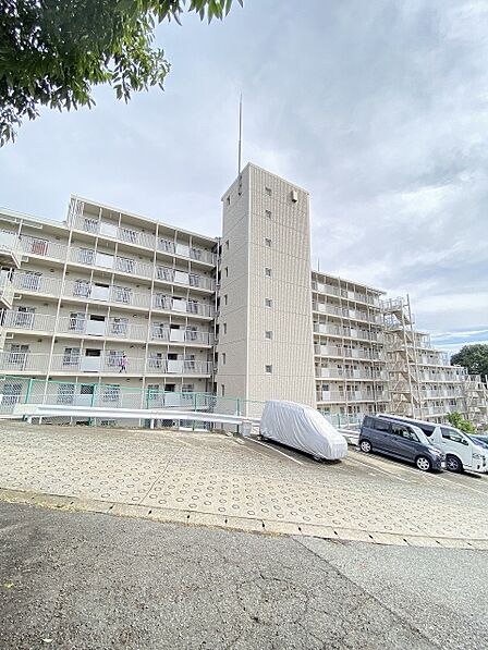 澄み渡る青空の下、ご家族との新しい暮らしがここから始まります。