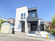 建物完成済み　2色のやわらかなコントラストが美しく、上品で落ち着きある外観デザインです。