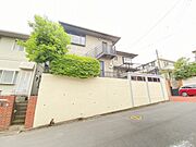 陽光あふれる青空の下、開放感と快適さが共存する理想の住環境です。