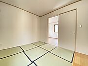 和室もとってもお洒落　親子で畳の上をゴロゴロ、のどかな休日を想像してしまいますね。