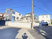 閑静な住宅街に佇む建築条件付きの土地で、落ち着いた暮らしと利便性を両立できる住環境です。