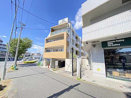 陽光あふれる青空の下、開放感と快適さが共存する理想の住環境です。