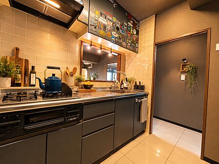 作業スペースをしっかり確保した対面式キッチン。収納も豊富で、毎日の調理がしやすい使い勝手の良い空間です。 本画像はCG加工しております。