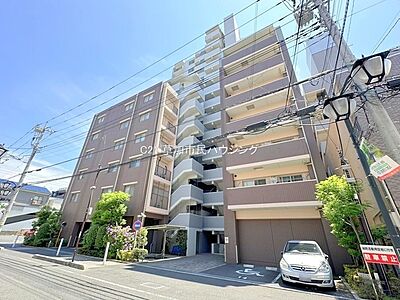 外観：草加駅まで徒歩3分　大切なペットと一緒に暮らせるマンションです(細則あり)　「資料請求」ボタンより、お気軽にお問い合わせください