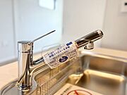 浄水器つきの水栓で、飲料水を買う手間もコストも省けて便利。お茶やコーヒーもワンランク上の仕上がりに。