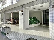 駅チカならではの充実した周辺環境　コンビニまで徒歩1分です。