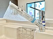 浄水器付き水栓を採用したキッチンは、毎日のお料理や飲み水にも安心して利用可能。家事を快適にサポートする便利な設備です。