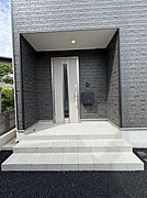 屋根付きの広い玄関ポーチで、雨の日も濡れずに荷物の出し入れが可能。ベビーカーや宅配の一時置きにも重宝する、ゆとりの空間です。