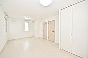 洋室約10.2帖。将来2部屋に区切って使えるお部屋です。 　室内写真は家具をCG加工により消去しています。実際の状況とは異なる場合がございます。ご了承ください。
