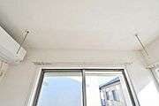 室内物干し金具。雨の日のお洗濯時や、日焼けさせたくない大事なお洋服などをお洗濯する時に便利です。