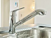 温度や水量の調整がしやすいシングルレバー水栓を採用。片手で簡単に操作でき、調理中の使い勝手にも優れています。
