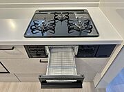シンプルで使いやすいデザインのガスコンロです。グリルも付いており日々の調理に便利です。操作パネルが見やすく清掃も簡単です。キッチン全体がすっきりとまとまっています。