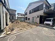 駐車スペース1台を備えた2階建て住宅が誕生します。住みやすい環境で新生活を始めませんか。