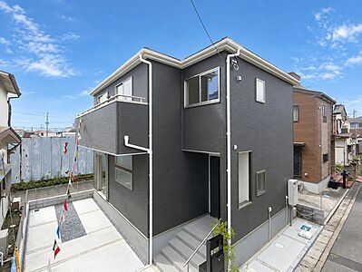 外観:落ち着いたグレーの外壁に白のサッシや雨樋を合わせた、すっきりとした外観。凹凸のある立体的なフォルムが印象的な住まいです。 外観:落ち着いたグレーの外壁に白のサッシや雨樋を合わせた、すっきりとした外観。凹凸のある立体的なフォルムが印象的な住まいです。