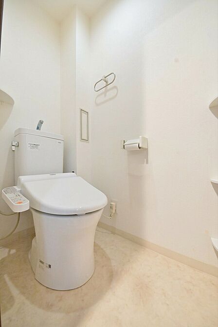 温水洗浄便座で快適なトイレ。ナチュラルテイストで住まい全体に統一感をもたせています。
