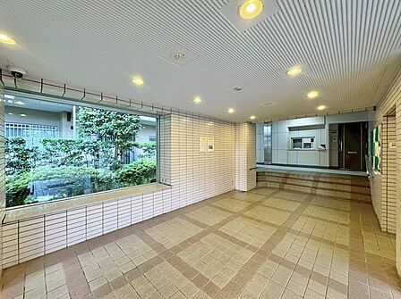 開放感のあるエントランスホール。防犯カメラも設置されており、セキュリティ面も安心です。