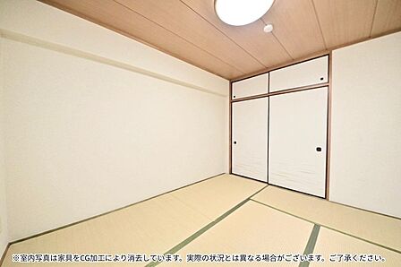 約6帖の和室。リビングに面し、戸を開ければすぐご家族の笑顔が見えるお部屋です。 室内写真は家具をCG加工により消去しています。実際の状況とは異なる場合がございます。ご了承ください。
