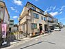 外観：お車2台を駐車できる4LDKの住まい。玄関前にはガードレールが設置されており、お子さまとの外出時にも安心感を持って暮らせる住環境です。