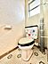 トイレ：デザイン性のある床タイルを採用したトイレ。窓付きのトイレは採光　換気に優れています。