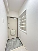【リフォーム済】玄関内観です。シューズボックスを造作棚で作成し、収納力がある玄関に仕上げています。