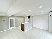 【リフォーム済】リビング画像です。白を基調としたリビングにグレーの壁紙でアクセントを加えています。