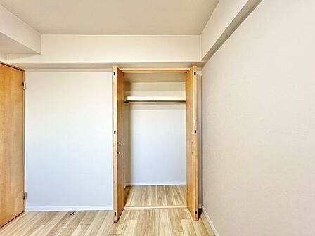 【リフォーム済】居室には全室収納がございます。枕棚とハンガーパイプが付いているのも嬉しいポイントです。