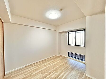 【リフォーム済】5.2帖洋室です。