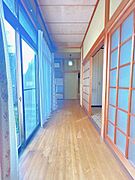 【リフォーム中】廊下は床を張替え、壁紙も貼り替えます。
