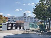 聖泉大学まで2400メートル