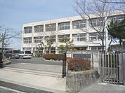 治田西小学校まで950メートル