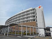 病院「秦野赤十字病院まで900m」