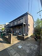 住宅街に馴染む落ち着いた佇まい。穏やかな住環境を求める方に。