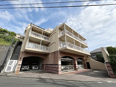 爽やかな青空の下に贅沢なほどに降り注ぐ陽光、豊かな居住性と、クオリティが見事に調和した住空間は、住まうことの喜びを感じさせてくれます。