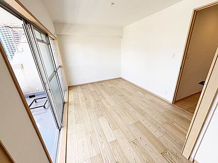 明るくあたたかな居室では、朝の目覚めも気持ちよく起きられます。