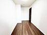 寝室：洋室4.9帖。フローリングの部屋は清潔感があり、日々のお掃除も楽で助かります。