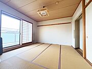 客間やお子様の遊び場として多用途にお使い頂けます。  