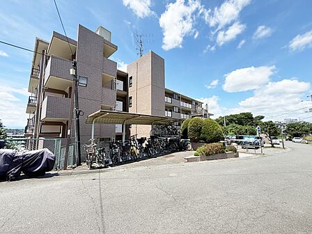 爽やかな青空の下に贅沢なほどに降り注ぐ陽光、豊かな居住性と、クオリティが見事に調和した住空間は、住まうことの喜びを感じさせてくれます。