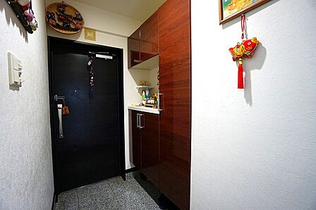 たっぷり収納できるシューズボックスです。家族全員の靴がきれいに整頓できます。棚の上にお花や写真を飾っても良いですね。