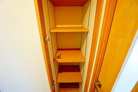 玄関ホールに収納スペースを確保。日用品や趣味の道具入れとして便利です。扉付きなので見た目もスッキリ^^