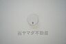室内：同仕様写真。火災発生をいち早く知らせてくれる火災報知器は標準装備です。