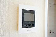 防犯性、セキュリティ対策に安心できるテレビモニター付きインターフォンです。セールスマン対策にもなり安心できます。